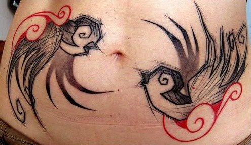 Dos golondrinas al lado del ombligo, tatuadas de manera muy original, como si se tratara de trazados con un lpid o un bolgrafo, que contrastan muy bien con el tono rojo y negro, sin duda, un diseo nico