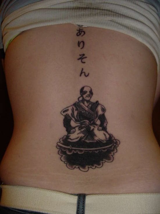 Varios caracteres japoneses y un monje con espada de samuri tatuados a lo largo de la espalda