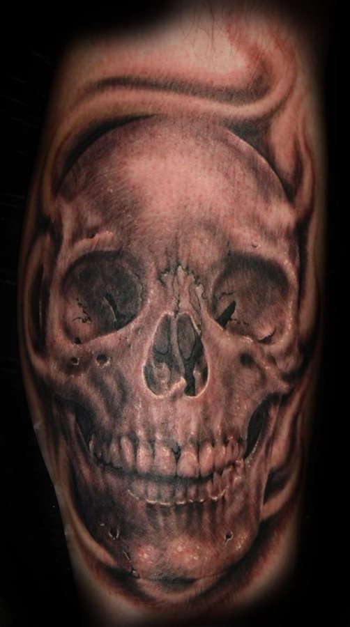 Tatuaje de una calavera bastante realista en la que se ha sabido plasmar hasta el paso de los años del craneo, sin duda una buna representación de este tipo de huesos se ha conseguido con este tatuaje, muy bien elaborado