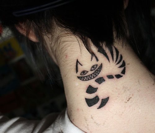 Este tattoo parece que es la cara de una gato aunque tambin podra ser una serpiente ya que podemos ver su cola