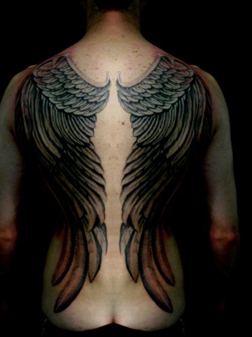 Tatuaje de unas imponentes y enormes alas que ocupa casi al completo la espalda de este hombre y que terminan en el trasero