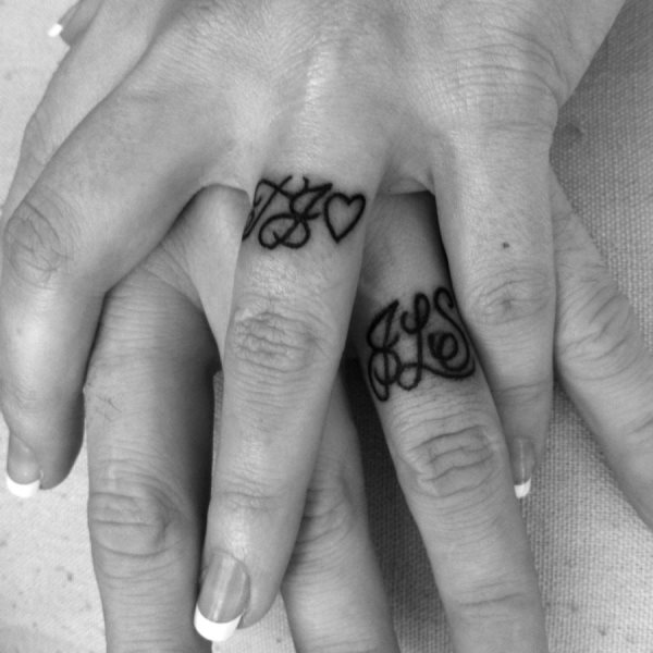 Hay parejas que huyen de los anillos de boda tradicionales y que, en los últimos años, están optando por tatuar unas pequeñas letras u otro dibujo en lugar de los anillos, dando como resultado una idea genial y una forma de sellar su amor más profunda que la clásica alianza de boda