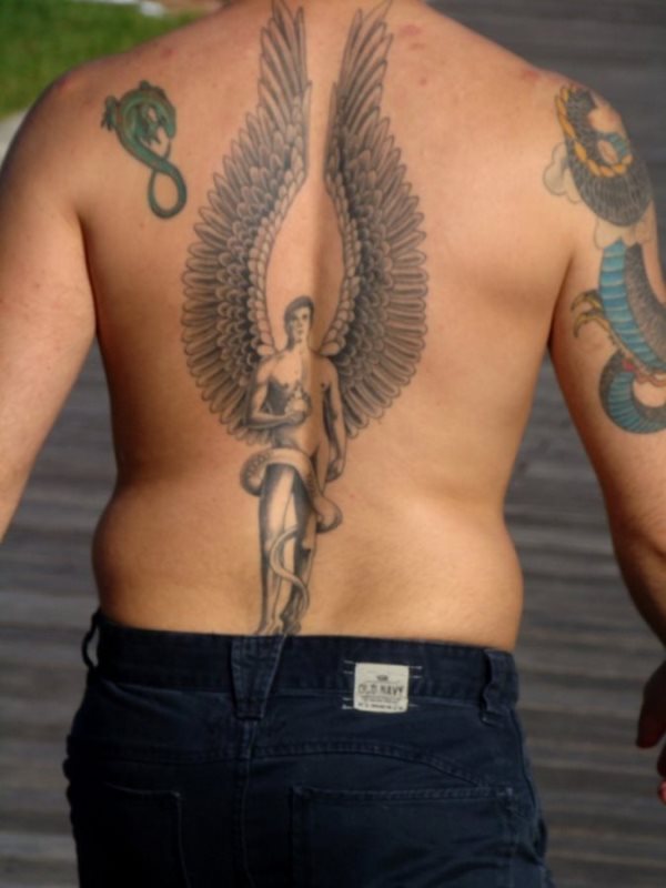 Tatuaje en la espalda de un hombre desnudo con unas grandes alas, la verdad es que solemos encontrarnos con tatuajes de mujeres desnudas, pero son pocos los que se atreven a tatuarse un hombre desnudo y aquí tenéis el resultado, un tattoo muy original y bonito