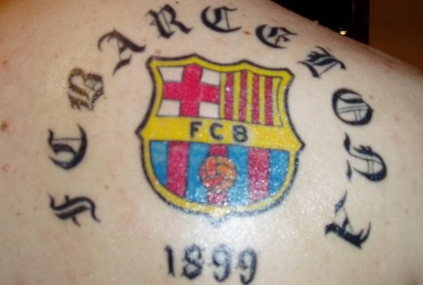 Escudo del Barcelona, con el nombre del equipo y la fecha de fundacin