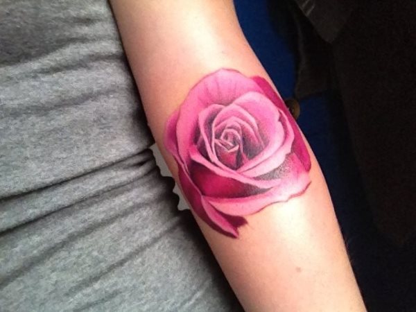 Tatuaje en el brazo de una preciosa flor con todos violetas, que ha quedado muy bonito y donde el sombreado ha sido un gran trabajo en el tatto para darle ese aspecto de realismo que nos impregna al verlo