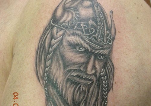 Diseo de un vikingo con varios fallos: cuernos del caso pequeos, expresin de la cara que no nos manda ningn mensaje claro, nariz torcida