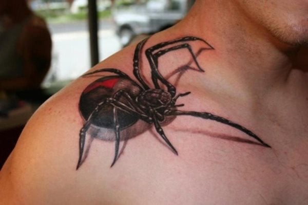 Tattoo sobre el hombro de una enorme araña que parece estar moviéndose por el cuerpo de este hombre, un tatuaje sin duda espeluznante que hará las delicias de los admiradores de este tipo de insectos