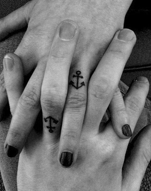 En esta ocasión estos chicos se han hecho un tatuaje de pareja muy sencillo y bonito, ya que cada uno se ha tatuado un pequeño ancla en lugar de colocar la clásica alianza de boda, una forma diferente de hacer un símbolo de amor bonito y para toda la vida
