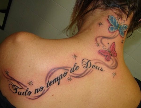 Tatuaje en la espalda de una frase que dice Tudo no tempo de Deus, el tatuaje en sí es muy sencillo y se ha completado con unas estrellas pequeñas y unas mariposas muy bonitas, pero lo que realmente nos gusta del tatuaje es la posición de las letras, que es bastante original en comparación a otras