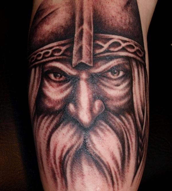 Este diseo puede dar lugr a la confusin, ya que por el aspecto de persona mayor del personaje del diseo es dificil acertar que se trata de un vikingo, el casco adems no ayuda porque no tiene los caractersticos cuernos