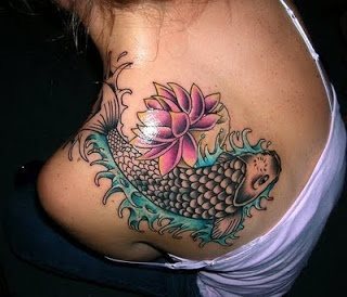 Diseño de carpa koi sobre el hombro y la espalda, en el que se combinan pocos colores y se consigue un resultado genial, gracias en gran parte, al oleaje que se ha tatuado bajo la carpa, dotándolo de un color turquesa que ayuda a resaltar el escamado del pez