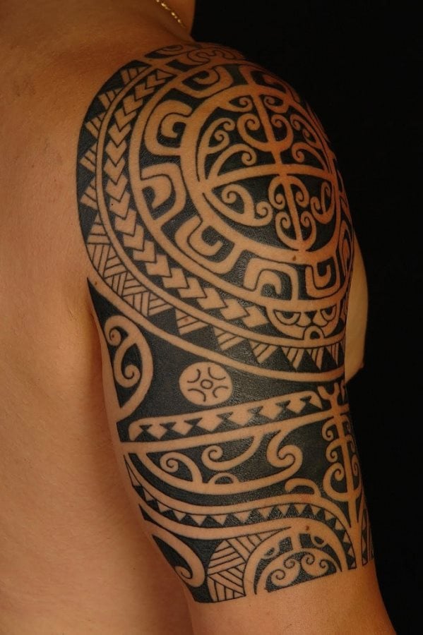 Tatuaje de diseño azteca muy de moda en los últimos años, pero es que es normal que sea así porque son tatuajes que quedan preciosos y como es este caso, se han utilizado unos dibujos espectaculares y un relleno fantástico con el que se han conseguido grandiosos trazos sin rellenar para formar ramas