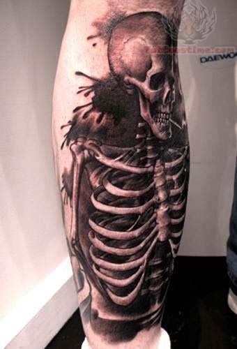 Diseo del torso de un esqueleto tatuado sobre el gemelo