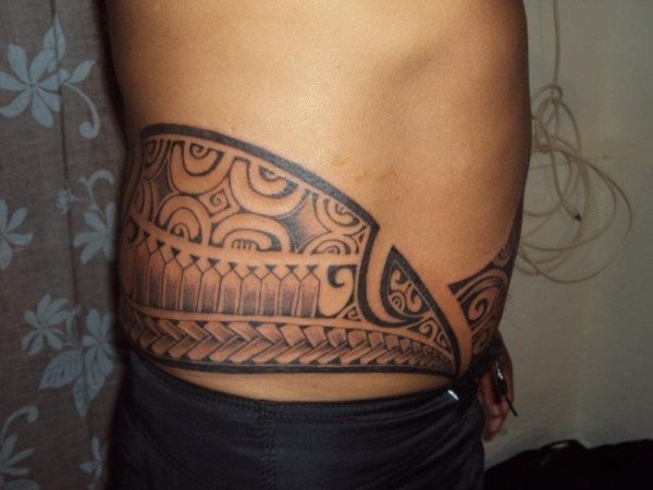 Diseo de estilo maya en la parte derecha del abdomen y tambin en la parte central