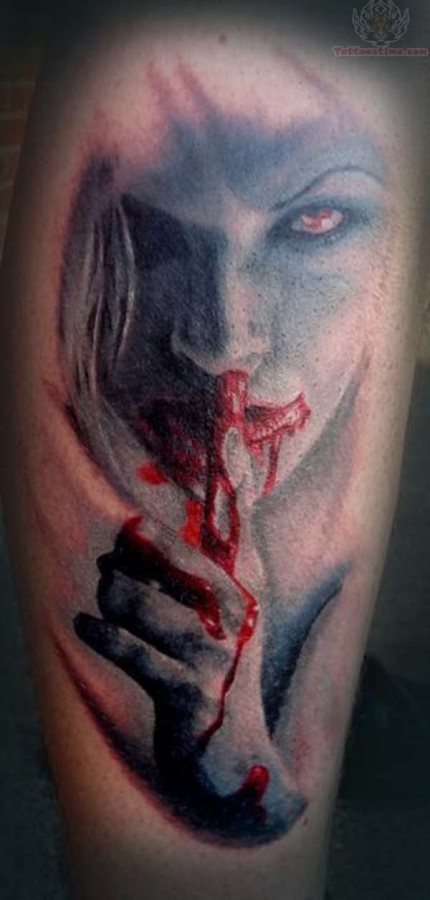 Tatuaje de la silueta de una mujer mandando a callar, tal vez porque haya cometido algún crimen, ya que como podemos observar le chorrea sangre de la mano y de boca