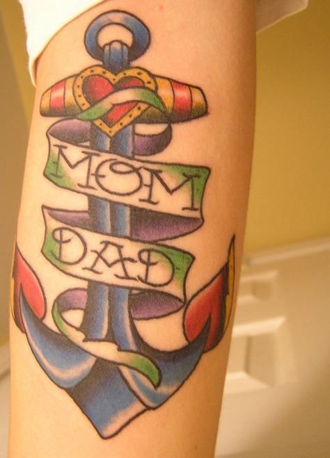 Tatuaje colorido donde se han empleado los tpicos colores del estilo Old School que actualmente es tan popular en los jvenes y sobretodo en los brazos