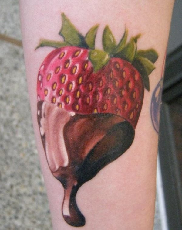 Una fresa untada en choclante con colores muy bonitos y con una tcnica por parte del tatuador que ha conseguido una textura muy realista