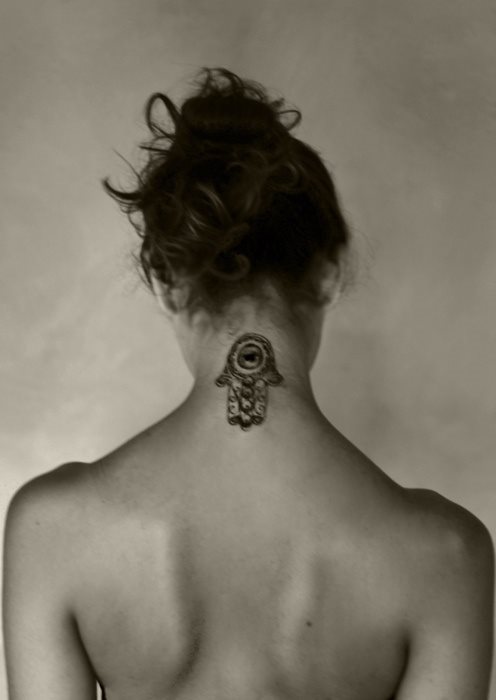 Tatuaje en el cuello de la mano de fátima, un tatuaje muy vistoso para chica y que por su posición, es fácil de ocultar