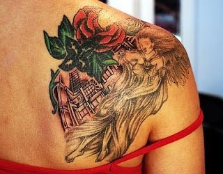 Tatuaje de estilo asiático situado en el hombro derecho y la espalda, para el que se han utilizado pocos colores, en este caso, el negro es el que traza la figura de la mujer con pelo largo y vestido largo, mientras que se han utilizado los colores rojos y verdes para rellenar el tattoo de la rosa