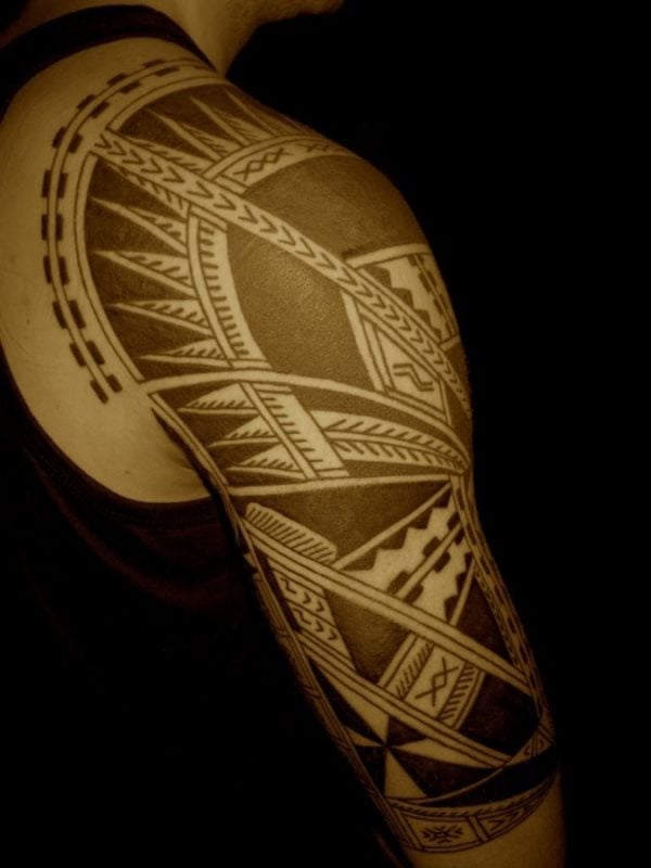 Original tatuaje azteca y de gran tamaño para el que se ha empleado un gran relleno de color y unos espectaculares trazos que se han conseguido dejando la piel sin tatuar, sin duda y no podemos negarlo, estamos ante uno de los mejores tatuajes aztecas que hemos visto por estas galerías