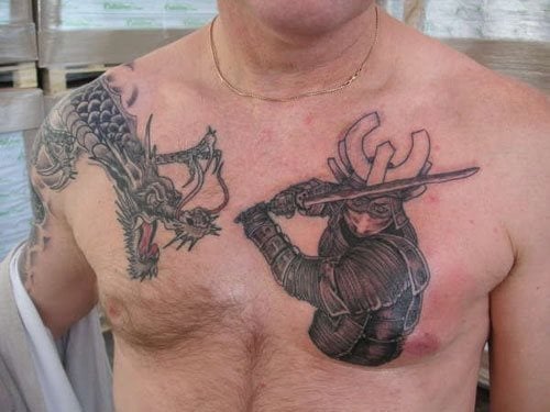 Tatuaje en el pecho de un guerrero y un dragn