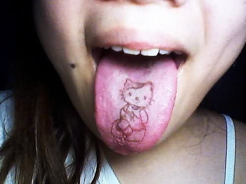 Un nuevo diseo de la mueca de Hello Kitty tatuada en la lengua