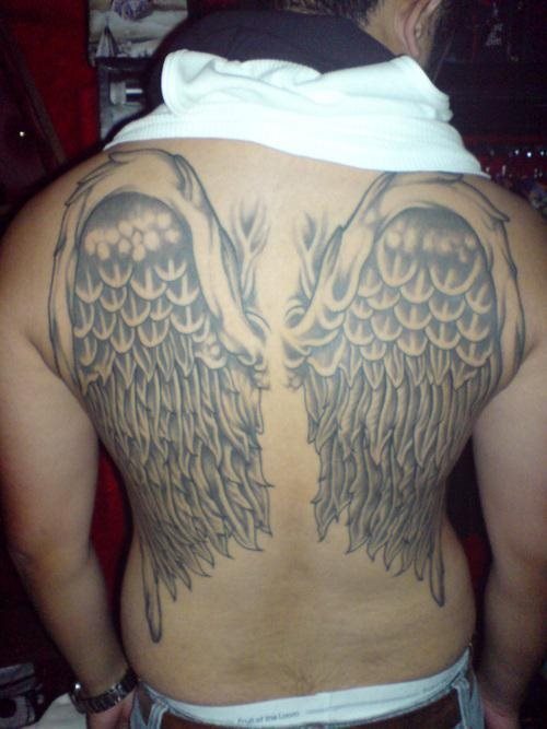 Otro tatuaje de alas en la espalda de este hombre, al que nosotros hubiéramos incluido algo de color en la parte superior de las alas, tal vez unos tonos en rojo oscuro hubieran dado un aspecto muy imperial a este diseño