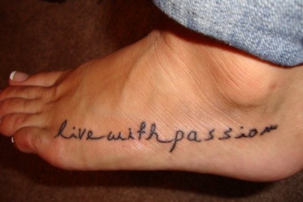 Tatuaje en un lateral del pie con un trazado como si de una pluma se tratase que nos recuerda que vivamos con pasión, un tatuaje precioso en una zona súper original y con una frase que a casit todos nos gusta
