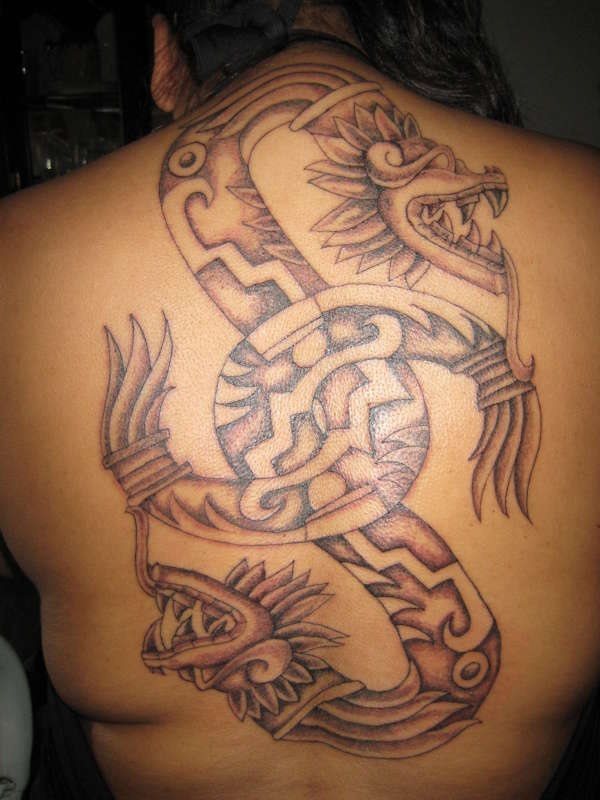 Serpientes aztecas en la espalda de un chico que ha elegido este tatuaje