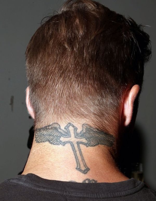 David Beckham lleva la nuca tatuada con una bonita cruz alada