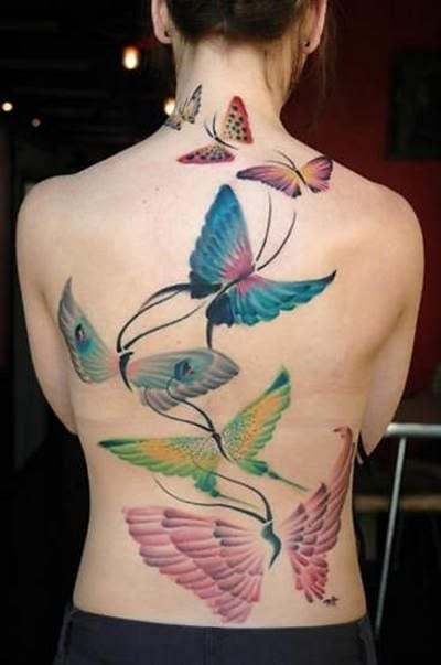 Curioso diseo de varias mariposas que parecen unidas entre ellas por las antenas, lo cual es el aspecto extrao de este tatuaje porque las antenas son un elemento caracterstico de las mariposas que se ha de respetar