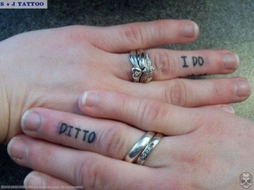 Esta chica se ha realizado un tatuaje de frase en los dedos, aunque parece escrito a bolígrafo, se nota que es un tattoo, por eso debemos tener cuidado cuando elegimos nuestro tatuaje para que no parezca un dibujo a bolígrafo