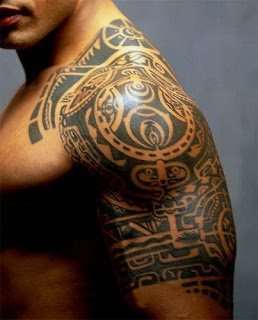 Tattoo de estilo azteca que ocupa todo el bíceps, tríceps y hombro