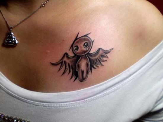 Tatuaje de un pequeño bebé ángel con una carita muy simpática y al que se le ha tatuado una pequeña lágrima, es un tatuaje que ha sido ubicado en el pecho de una mujer a la altura de su corazón, seguro que para tener cerca de esa parte a un ser querido