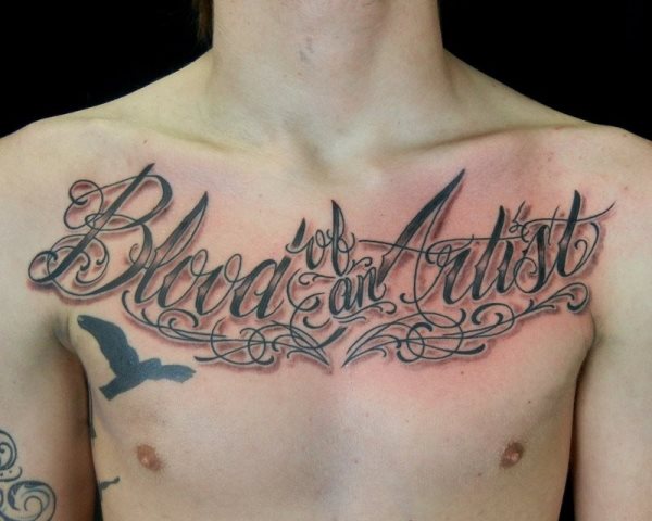 Tatuaje en el pecho de la frase británica blood of algo más que no conseguimos deletrear, pero cuyo tatuaje nos ha gustado mucho el detalle del ave con las alas abiertas en pleno vuelo y a color negro, un resultado brillante el de este tattoo