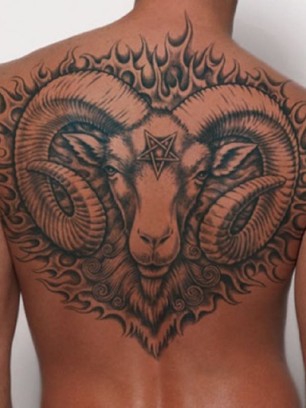 Tatuaje diabólico de una cabra de grandes cuernos, con una estrella de David en el centro de la cabeza y de fondo unas enormes llamas que ocupan toda la espalda, la verdad es que estamos ante un tatuaje terrorífico