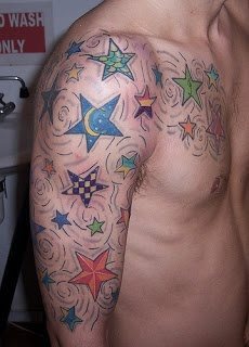 Tatuaje de estrellas rellenas de diferentes colores y motivos componen el tatuaje que este chico ha plasmado en todo el brazo, desde el codo hasta el hombro y dejando algunas estrellas también en el pecho