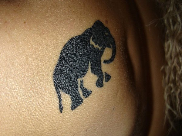 Elefante de color negro en la espalda