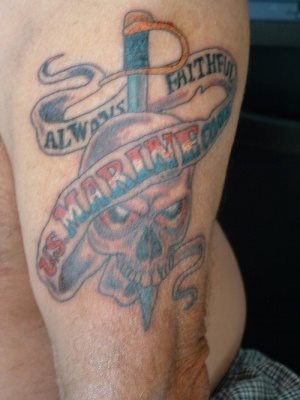 Una calavera con una espada al fondo y una banda alrededor con el mensaje Una calavera con una espada al fondo y una banda alrededor con el mensaje