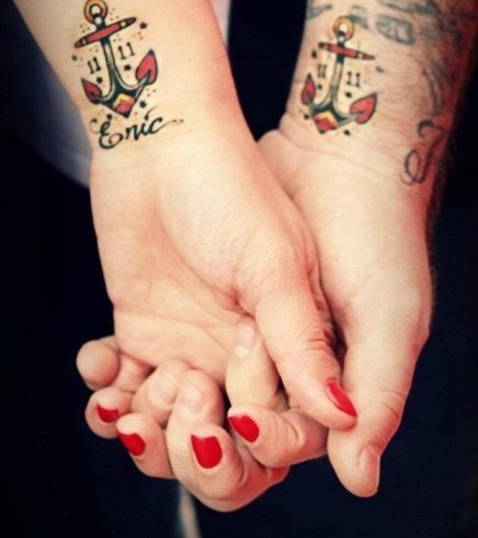 Tatuajes de parejas es un recurso muy utilizados por aquellos novios que quieren sellar su amor con un detalle para toda la vida, en esta ocasión han optado por dos pequeños anclas con unos números que deben ser la fecha de aniversario de esta pareja, que esperemos sea para siempre
