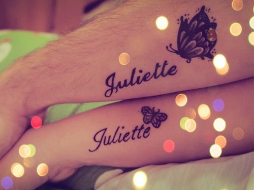 Tatuaje de pareja en el que tanto el hombre como la mujer se han tatuado el mismo nombre 