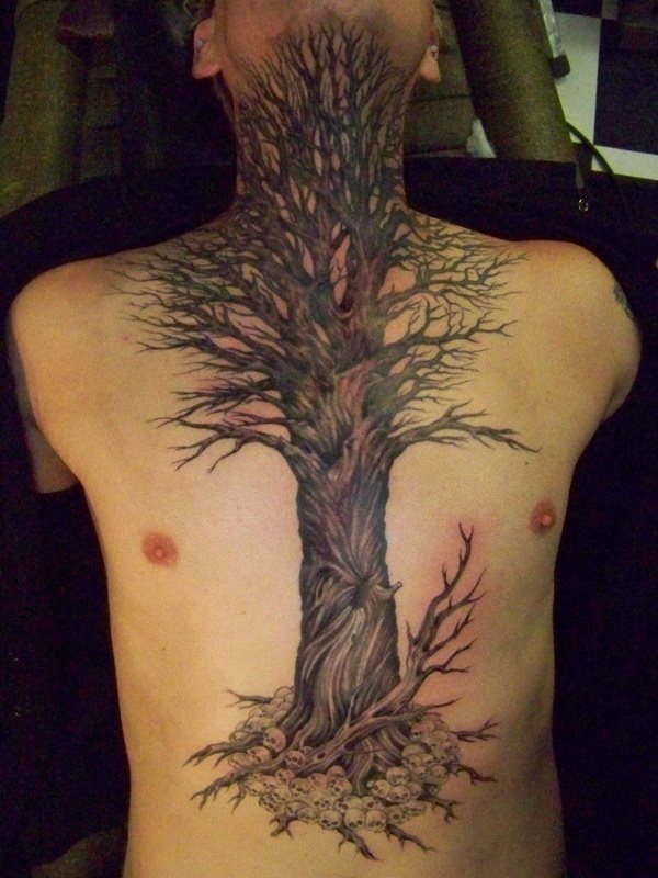 Extrao diseo de un rbol, no slo por el diseo en s, sino por la zona elegida, sobre todo por la zona delantera del cuello, en la que se ha tatuado parte de las ramas del mismo y es una zona que siempre va a estar visible, por lo que no sabemos si se tratar de una buena idea tatuar esa zona