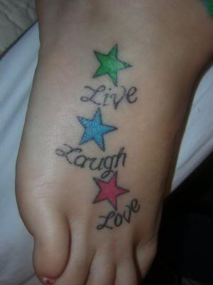 Pequeo diseo sobre el empeine del pie, con tres estrellas de diferentes colores y tres mensajes bajo cada una de ellas: 