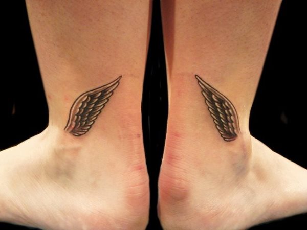 Hermosas alas tatuadas en los tobillos, un diseño muy original para tratarse de dos alas y que han sido tatuadas con gran gusto, está claro que no podemos disimular nuestro aprecio hacia este tatuaje, en el que las sombras y los contornos en blanco juegan un gran papel