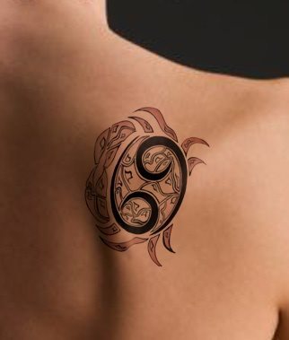 Tatuaje del signo zodiacal Cáncer, se encuentra situado sobre la espalda con motivos tribales