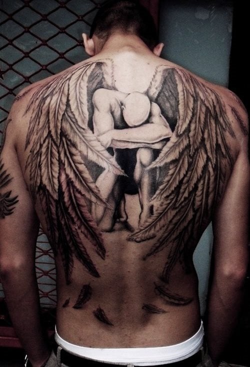 Tatuaje de un ángel con unas imponentes alas y una posición especatular, nos encontramos ante una preciosa obra de arte sobre la piel, a la que a nadie pasará inadvertida y que perfectamente podría estar en cualquier museo de obras de arte