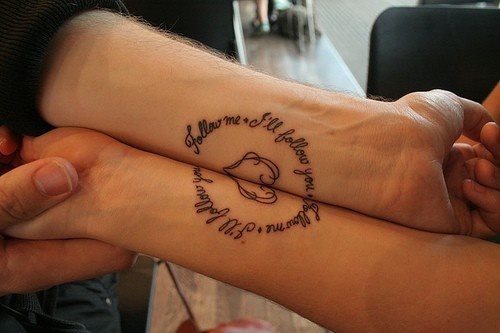 Esta pareja se ha tatuado un corazón garabateado rodeado por una frase que parece decir, 