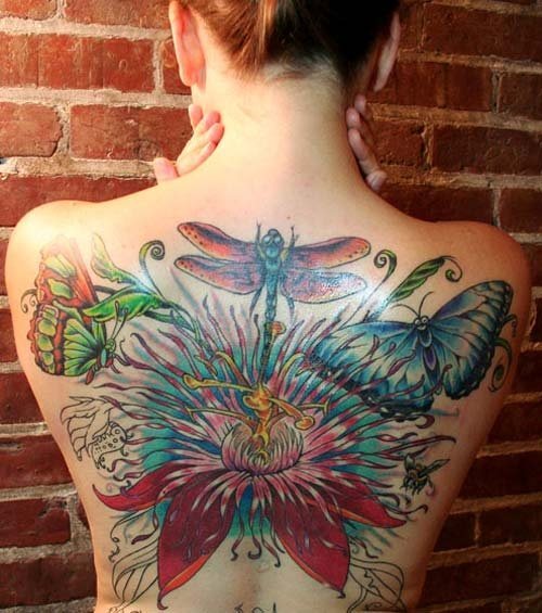 En este caso, podemos observar un gran tatuaje impreso, como no puede ser de otra forma, en la espalda