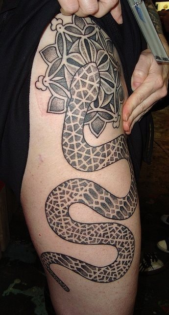 Nos encanta este tatuaje, así de claro, sí es cierto que las serpientes no sería tal vez la figura que a priori nos tatuaríamos, pero el relleno es demasiado bueno para ser verdad y creemos que es un tipo de relleno que le queda bien a casi todos los tatuajes, desde una cruz rellena con ese tipo de dibujo, hasta cualquier animal, además el dibujo que se ha tatuado en el hombro también es muy bonito