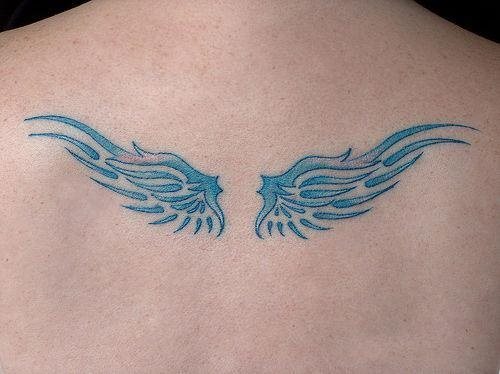 Tatuaje de unas pequeñas alas azules en la parte superior de las alas, tal vez no es el diseño que más nos guste, pero sí queremos destacar la peculiaridad de colorearlas en tono azul para resaltar el trazado de las líneas conseguidas en este tattoo